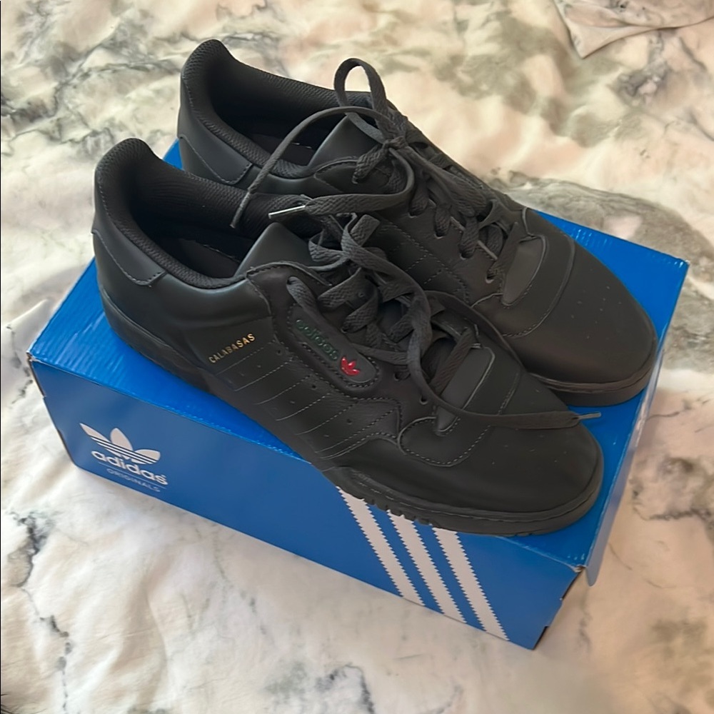 Adidas Yeezy Powerphase Black Sneakers Sleek Low-Top Design